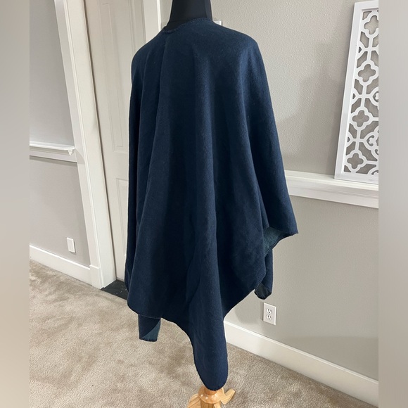 Blue Cape - Picture 7 of 7